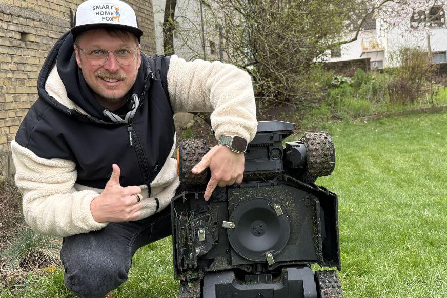 Worx Landroid Vision Cloud 4WD Mähroboter Cut-to-Zero Randschnittmodul wird mit dem Schutzgitter von unten gezeigt